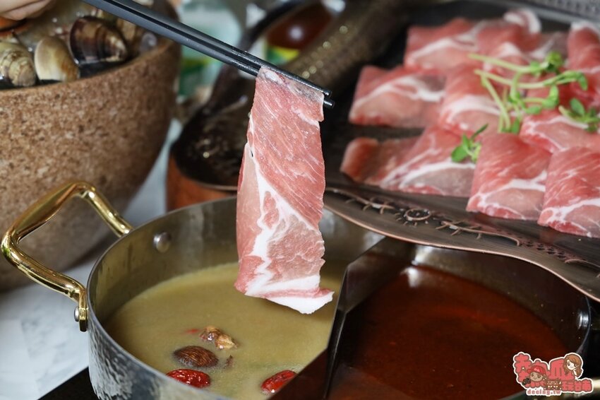 【台南火鍋】叢林系南洋風格型態的火鍋店!海鮮肉品滿到整個快溢出來。母親節、父親節聚餐推薦:花花世界鍋物WHATSWORLDresort-台南東區總店-火鍋界中的唯一奇葩 - 熱血玩台南。跳躍新世界