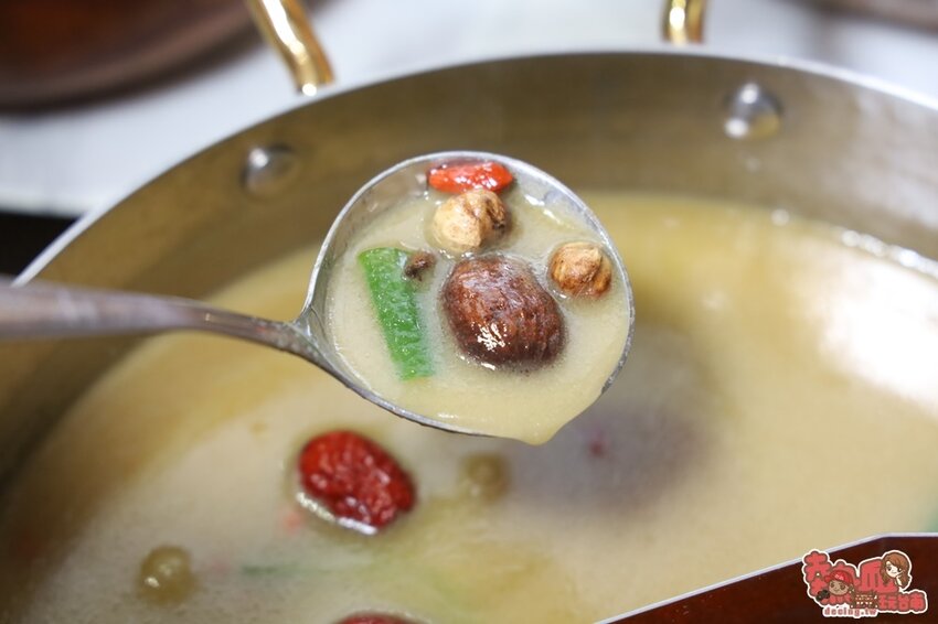 【台南火鍋】叢林系南洋風格型態的火鍋店!海鮮肉品滿到整個快溢出來。母親節、父親節聚餐推薦:花花世界鍋物WHATSWORLDresort-台南東區總店-火鍋界中的唯一奇葩 - 熱血玩台南。跳躍新世界