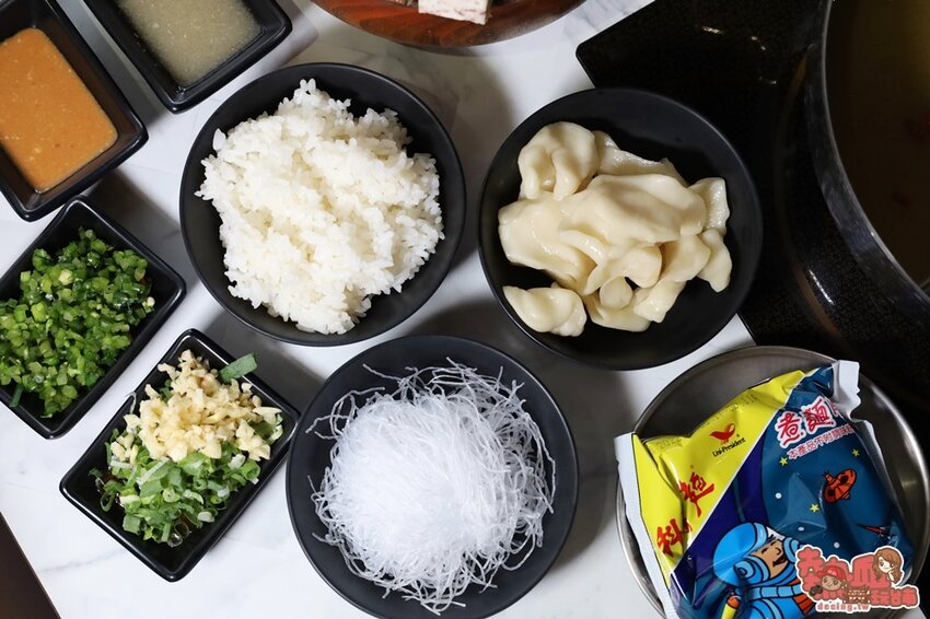 【台南火鍋】叢林系南洋風格型態的火鍋店!海鮮肉品滿到整個快溢出來。母親節、父親節聚餐推薦:花花世界鍋物WHATSWORLDresort-台南東區總店-火鍋界中的唯一奇葩 - 熱血玩台南。跳躍新世界