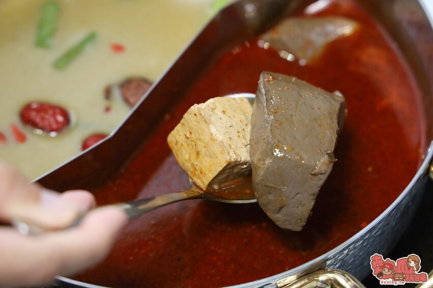 【台南火鍋】叢林系南洋風格型態的火鍋店!海鮮肉品滿到整個快溢出來。母親節、父親節聚餐推薦:花花世界鍋物WHATSWORLDresort-台南東區總店-火鍋界中的唯一奇葩 - 熱血玩台南。跳躍新世界