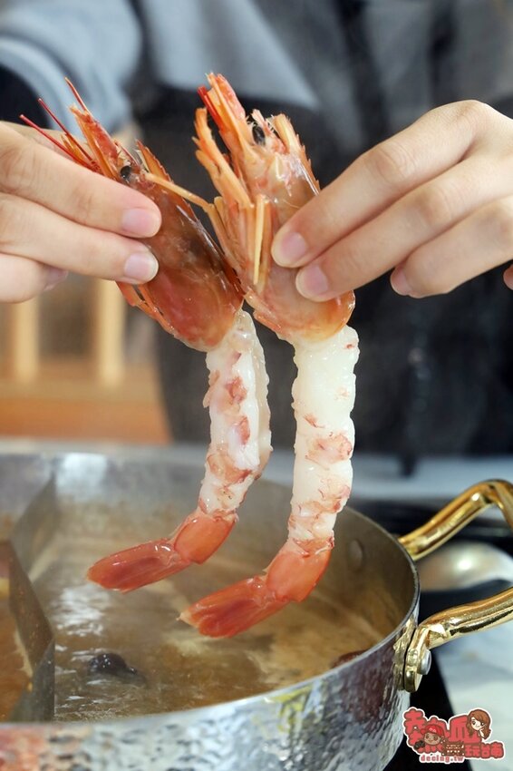 【台南火鍋】叢林系南洋風格型態的火鍋店!海鮮肉品滿到整個快溢出來。母親節、父親節聚餐推薦:花花世界鍋物WHATSWORLDresort-台南東區總店-火鍋界中的唯一奇葩 - 熱血玩台南。跳躍新世界