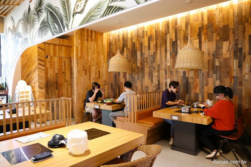 現撈活體波士頓龍蝦華麗上桌，打卡再送超巨帆立貝!台南最美麗的火鍋店「花花世界鍋物」台南聚餐推薦 @台南好Food遊