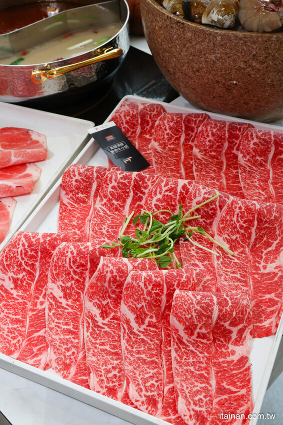 現撈活體波士頓龍蝦華麗上桌，打卡再送超巨帆立貝!台南最美麗的火鍋店「花花世界鍋物」台南聚餐推薦 @台南好Food遊