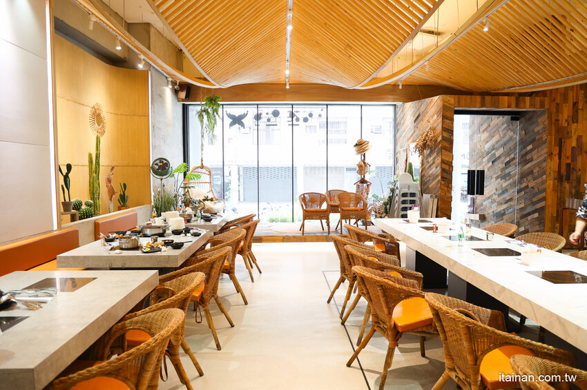 現撈活體波士頓龍蝦華麗上桌，打卡再送超巨帆立貝!台南最美麗的火鍋店「花花世界鍋物」台南聚餐推薦 @台南好Food遊