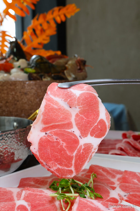 現撈活體波士頓龍蝦華麗上桌，打卡再送超巨帆立貝!台南最美麗的火鍋店「花花世界鍋物」台南聚餐推薦 @台南好Food遊