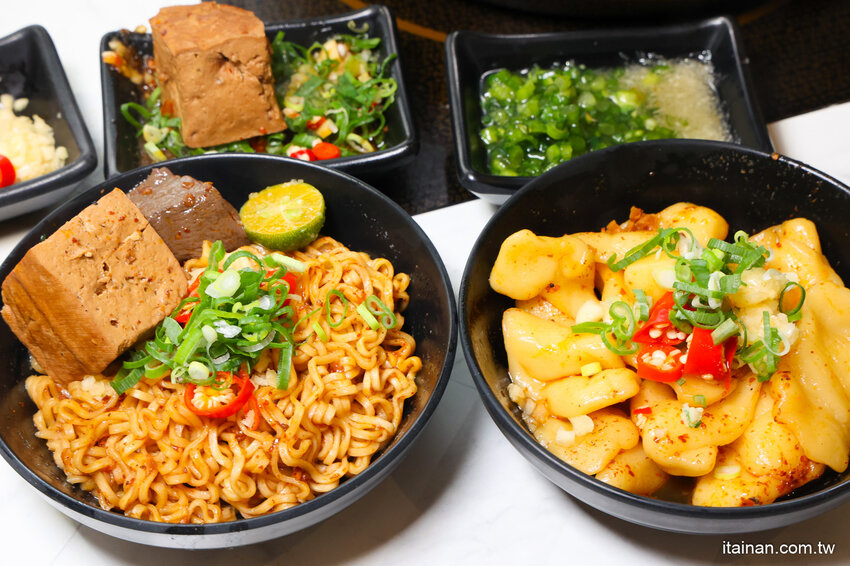 現撈活體波士頓龍蝦華麗上桌，打卡再送超巨帆立貝!台南最美麗的火鍋店「花花世界鍋物」台南聚餐推薦 @台南好Food遊