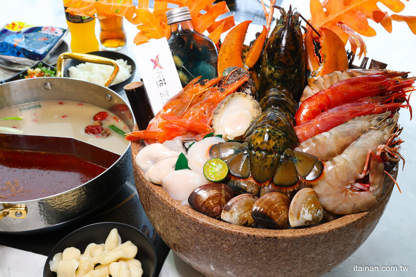 現撈活體波士頓龍蝦華麗上桌，打卡再送超巨帆立貝!台南最美麗的火鍋店「花花世界鍋物」台南聚餐推薦 @台南好Food遊