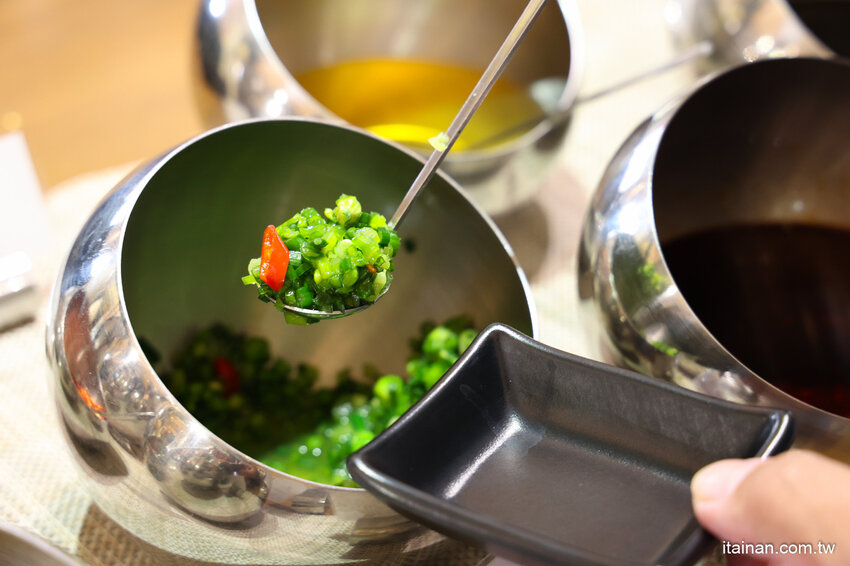 現撈活體波士頓龍蝦華麗上桌，打卡再送超巨帆立貝!台南最美麗的火鍋店「花花世界鍋物」台南聚餐推薦 @台南好Food遊