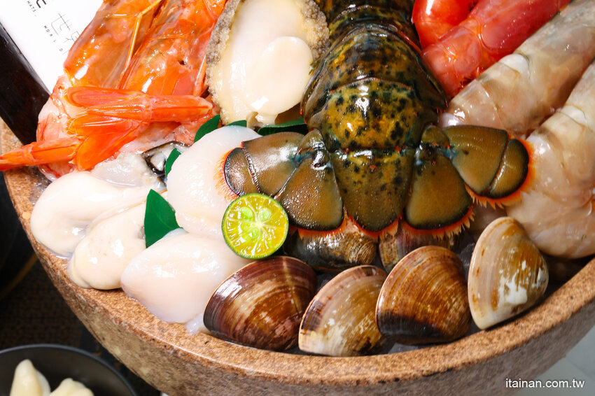 現撈活體波士頓龍蝦華麗上桌，打卡再送超巨帆立貝!台南最美麗的火鍋店「花花世界鍋物」台南聚餐推薦 @台南好Food遊
