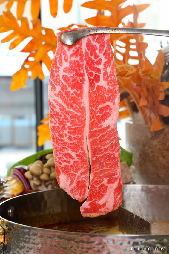 現撈活體波士頓龍蝦華麗上桌，打卡再送超巨帆立貝!台南最美麗的火鍋店「花花世界鍋物」台南聚餐推薦 @台南好Food遊