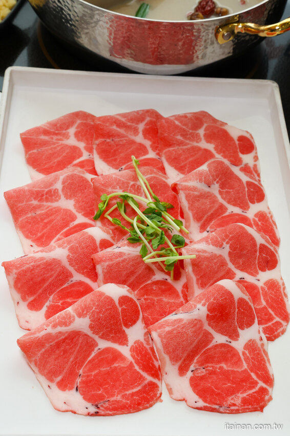 現撈活體波士頓龍蝦華麗上桌，打卡再送超巨帆立貝!台南最美麗的火鍋店「花花世界鍋物」台南聚餐推薦 @台南好Food遊