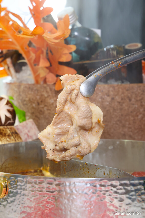 現撈活體波士頓龍蝦華麗上桌，打卡再送超巨帆立貝!台南最美麗的火鍋店「花花世界鍋物」台南聚餐推薦 @台南好Food遊