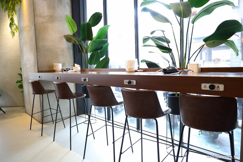 現撈活體波士頓龍蝦華麗上桌，打卡再送超巨帆立貝!台南最美麗的火鍋店「花花世界鍋物」台南聚餐推薦 @台南好Food遊