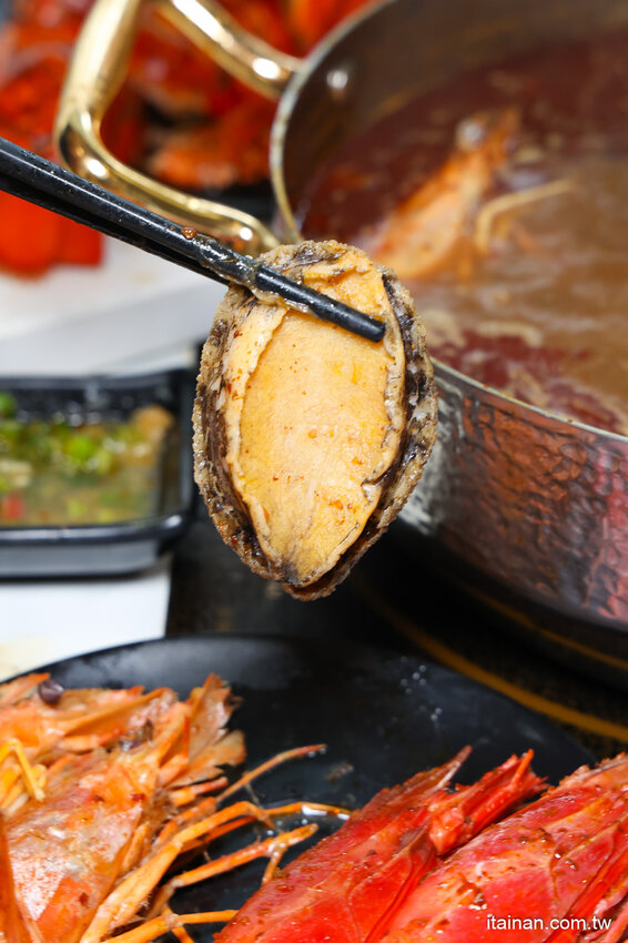 現撈活體波士頓龍蝦華麗上桌，打卡再送超巨帆立貝!台南最美麗的火鍋店「花花世界鍋物」台南聚餐推薦 @台南好Food遊