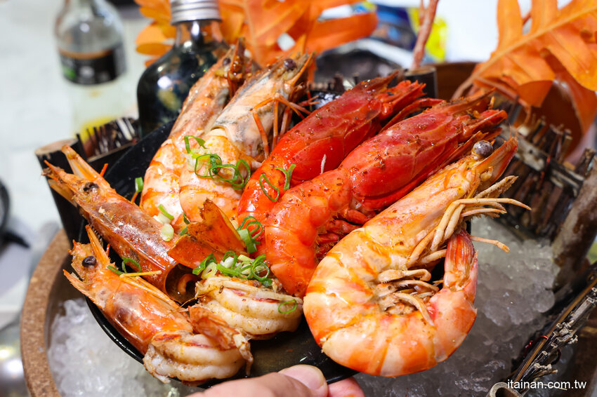 現撈活體波士頓龍蝦華麗上桌，打卡再送超巨帆立貝!台南最美麗的火鍋店「花花世界鍋物」台南聚餐推薦 @台南好Food遊