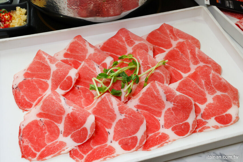 現撈活體波士頓龍蝦華麗上桌，打卡再送超巨帆立貝!台南最美麗的火鍋店「花花世界鍋物」台南聚餐推薦 @台南好Food遊