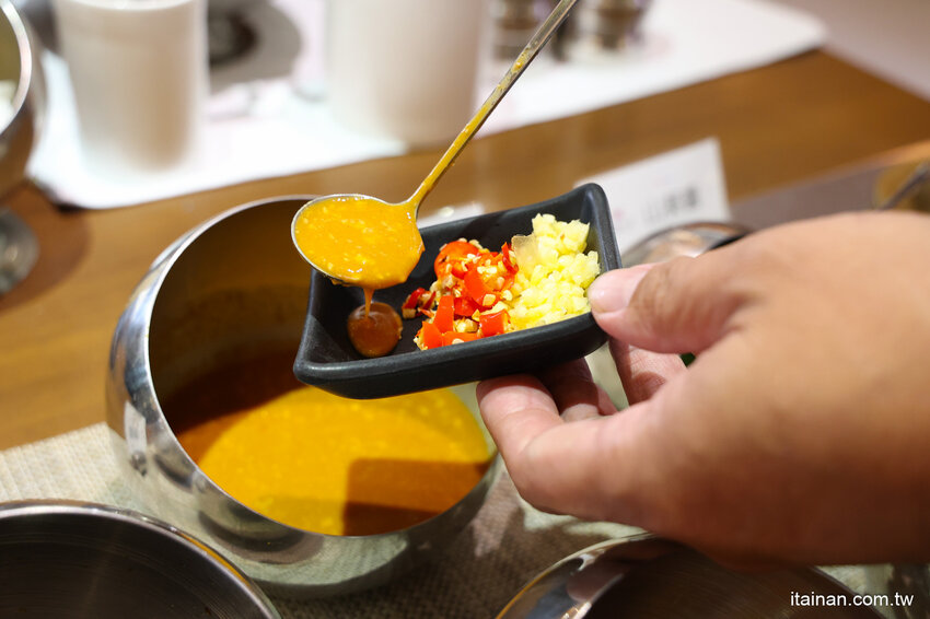 現撈活體波士頓龍蝦華麗上桌，打卡再送超巨帆立貝!台南最美麗的火鍋店「花花世界鍋物」台南聚餐推薦 @台南好Food遊