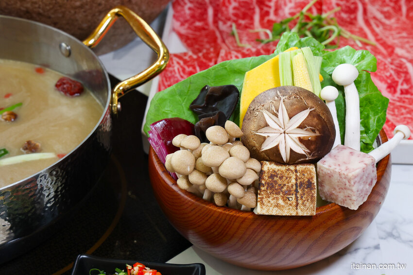 現撈活體波士頓龍蝦華麗上桌，打卡再送超巨帆立貝!台南最美麗的火鍋店「花花世界鍋物」台南聚餐推薦 @台南好Food遊