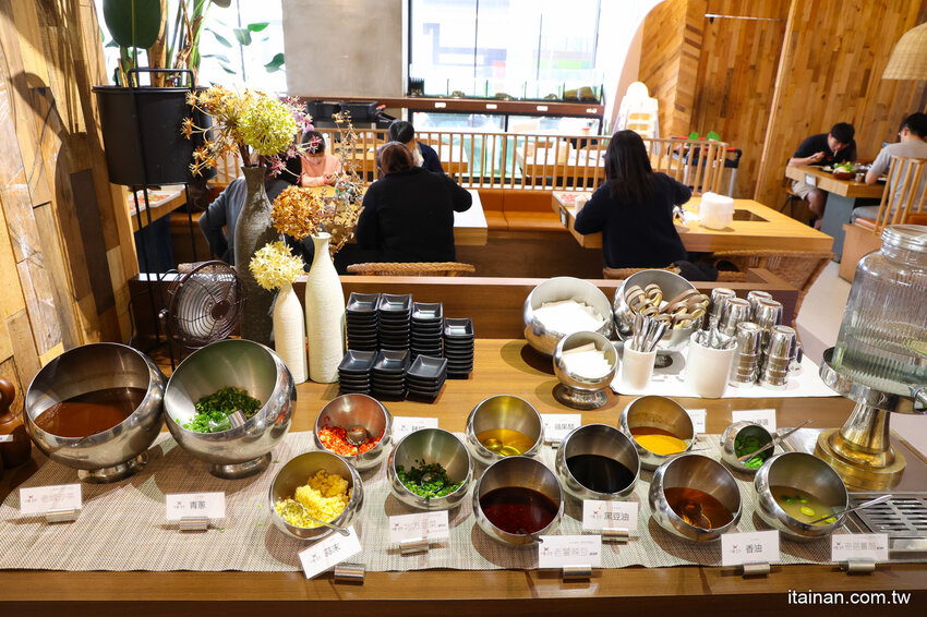 現撈活體波士頓龍蝦華麗上桌，打卡再送超巨帆立貝!台南最美麗的火鍋店「花花世界鍋物」台南聚餐推薦 @台南好Food遊