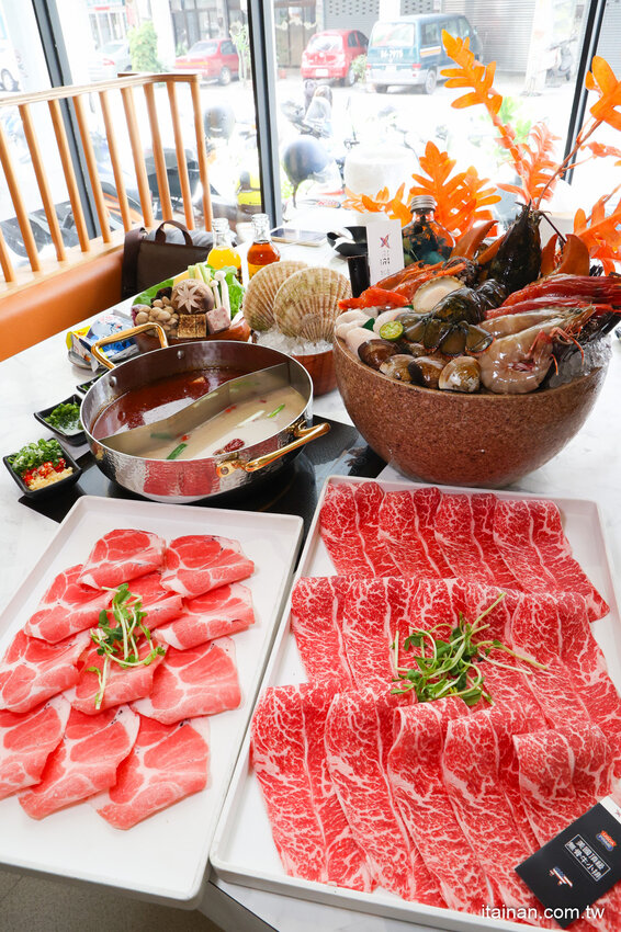 現撈活體波士頓龍蝦華麗上桌，打卡再送超巨帆立貝!台南最美麗的火鍋店「花花世界鍋物」台南聚餐推薦 @台南好Food遊