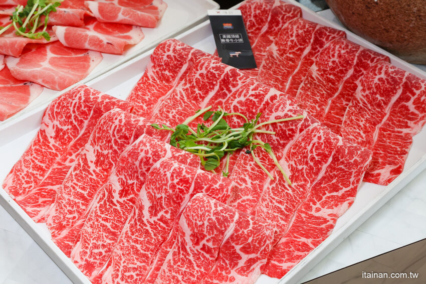 現撈活體波士頓龍蝦華麗上桌，打卡再送超巨帆立貝!台南最美麗的火鍋店「花花世界鍋物」台南聚餐推薦 @台南好Food遊