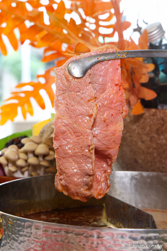 現撈活體波士頓龍蝦華麗上桌，打卡再送超巨帆立貝!台南最美麗的火鍋店「花花世界鍋物」台南聚餐推薦 @台南好Food遊