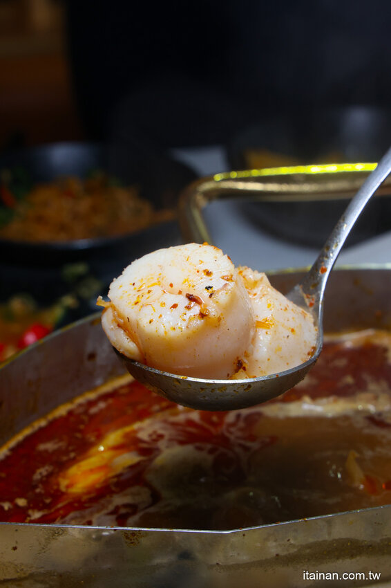 現撈活體波士頓龍蝦華麗上桌，打卡再送超巨帆立貝!台南最美麗的火鍋店「花花世界鍋物」台南聚餐推薦 @台南好Food遊