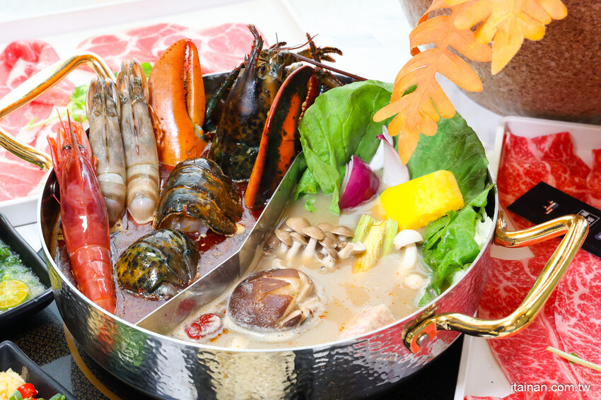 現撈活體波士頓龍蝦華麗上桌，打卡再送超巨帆立貝!台南最美麗的火鍋店「花花世界鍋物」台南聚餐推薦 @台南好Food遊