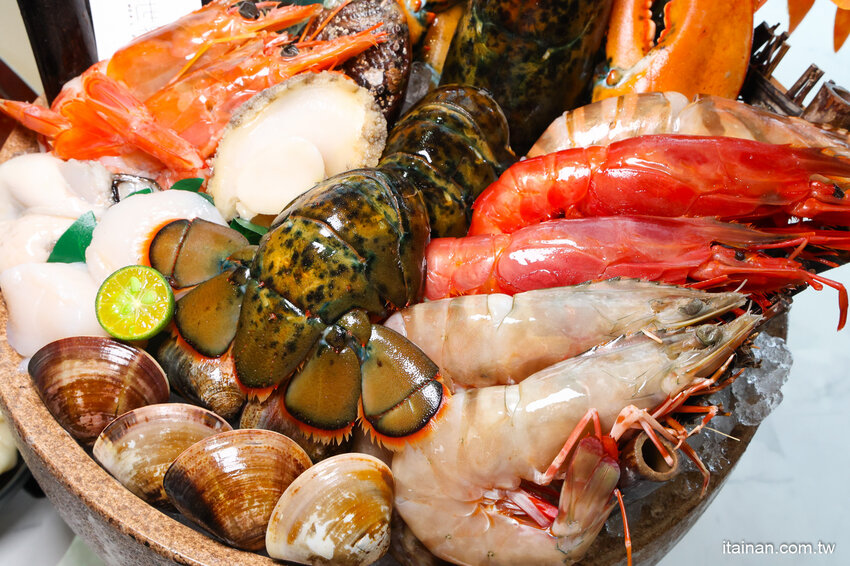 現撈活體波士頓龍蝦華麗上桌，打卡再送超巨帆立貝!台南最美麗的火鍋店「花花世界鍋物」台南聚餐推薦 @台南好Food遊