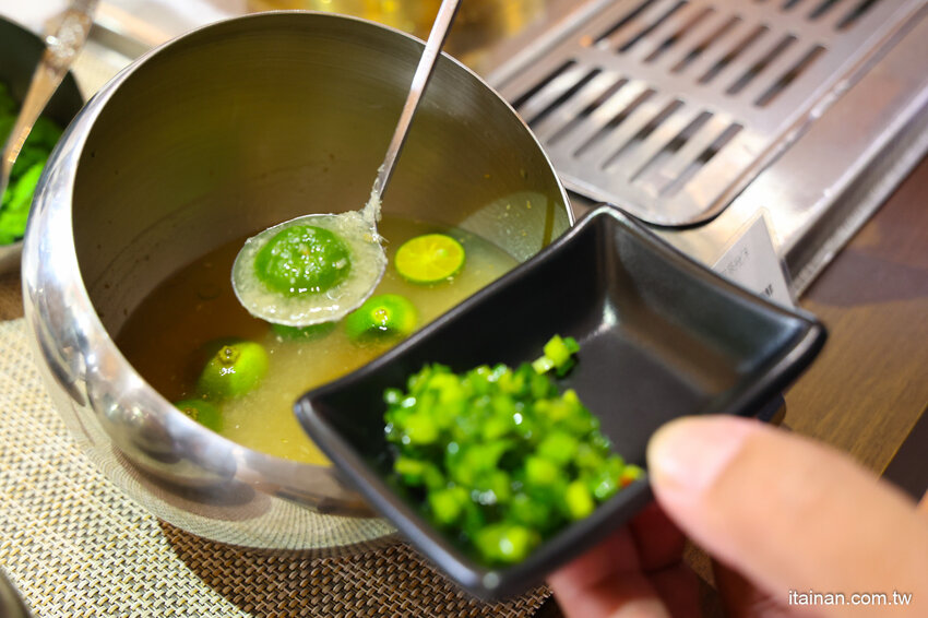 現撈活體波士頓龍蝦華麗上桌，打卡再送超巨帆立貝!台南最美麗的火鍋店「花花世界鍋物」台南聚餐推薦 @台南好Food遊