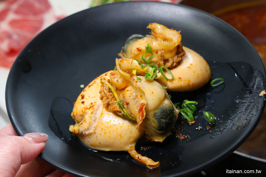 現撈活體波士頓龍蝦華麗上桌，打卡再送超巨帆立貝!台南最美麗的火鍋店「花花世界鍋物」台南聚餐推薦 @台南好Food遊