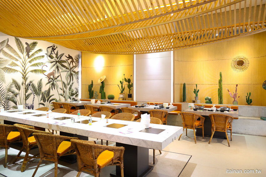 現撈活體波士頓龍蝦華麗上桌，打卡再送超巨帆立貝!台南最美麗的火鍋店「花花世界鍋物」台南聚餐推薦 @台南好Food遊