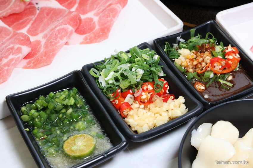 現撈活體波士頓龍蝦華麗上桌，打卡再送超巨帆立貝!台南最美麗的火鍋店「花花世界鍋物」台南聚餐推薦 @台南好Food遊