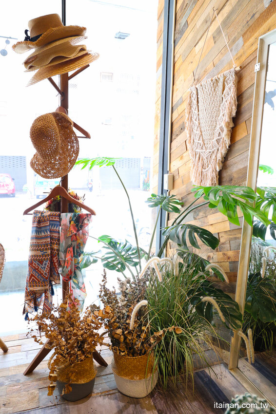 現撈活體波士頓龍蝦華麗上桌，打卡再送超巨帆立貝!台南最美麗的火鍋店「花花世界鍋物」台南聚餐推薦 @台南好Food遊