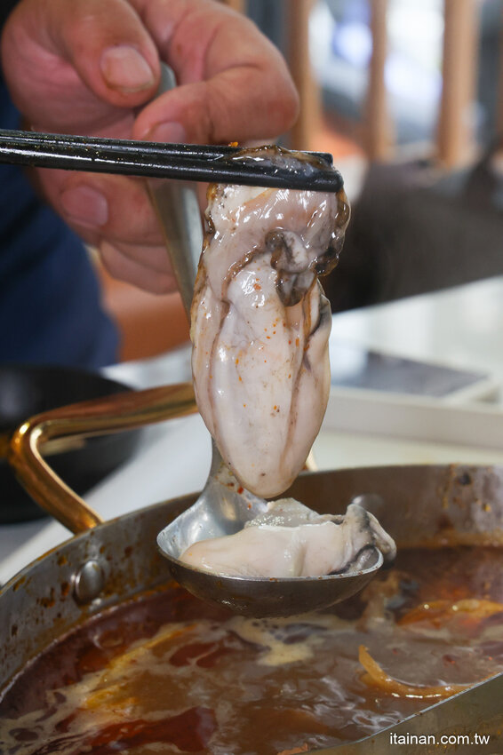 現撈活體波士頓龍蝦華麗上桌，打卡再送超巨帆立貝!台南最美麗的火鍋店「花花世界鍋物」台南聚餐推薦 @台南好Food遊