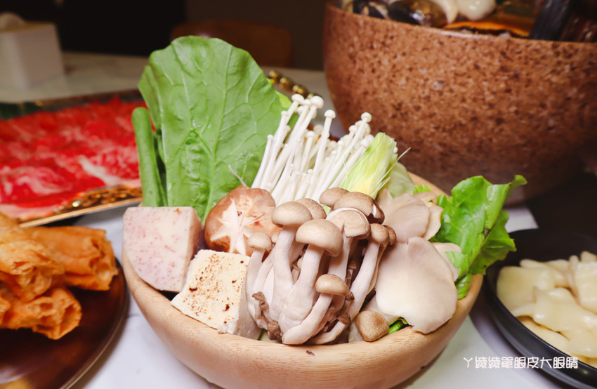 台南火鍋推薦花花世界鍋物-火鍋界中的唯一奇葩！宵夜就吃台南新開幕美得冒泡叢林風的鍋物店