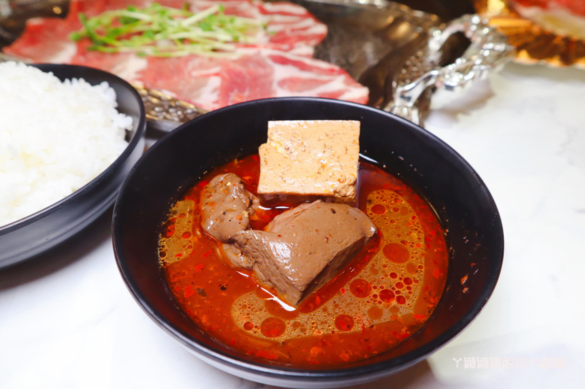 台南火鍋推薦花花世界鍋物-火鍋界中的唯一奇葩！宵夜就吃台南新開幕美得冒泡叢林風的鍋物店