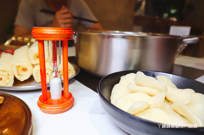 台南火鍋推薦花花世界鍋物-火鍋界中的唯一奇葩！宵夜就吃台南新開幕美得冒泡叢林風的鍋物店