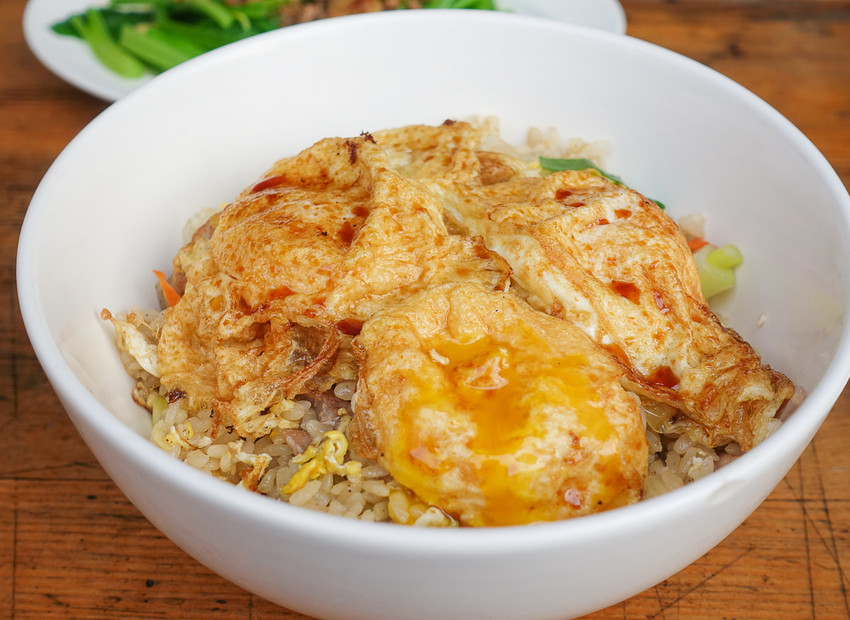 [高雄瑞豐夜市美食]無名爆漿蛋炒飯-銅板價大幸福!銷魂爆漿蛋x超香醬油炒飯 - 美食好芃友