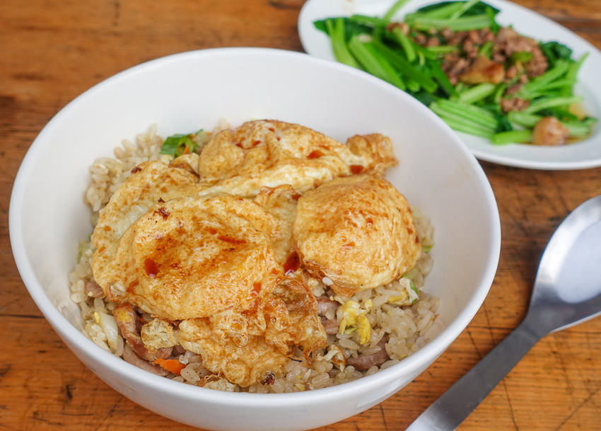 [高雄瑞豐夜市美食]無名爆漿蛋炒飯-銅板價大幸福!銷魂爆漿蛋x超香醬油炒飯 - 美食好芃友