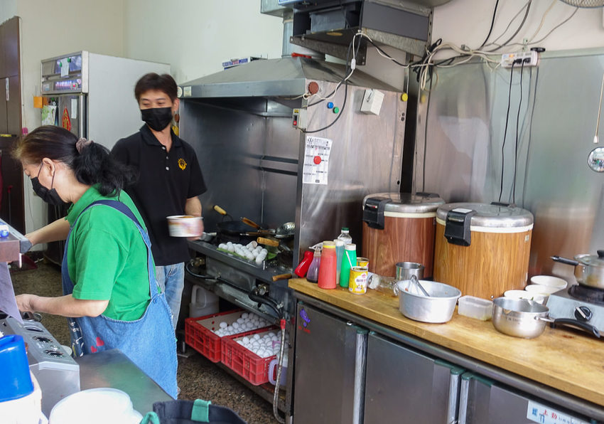 [高雄瑞豐夜市美食]無名爆漿蛋炒飯-銅板價大幸福!銷魂爆漿蛋x超香醬油炒飯 - 美食好芃友