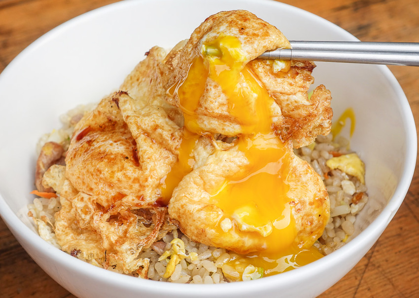 [高雄瑞豐夜市美食]無名爆漿蛋炒飯-銅板價大幸福!銷魂爆漿蛋x超香醬油炒飯 - 美食好芃友