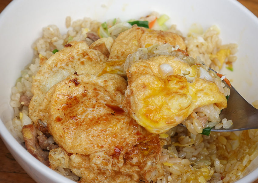 [高雄瑞豐夜市美食]無名爆漿蛋炒飯-銅板價大幸福!銷魂爆漿蛋x超香醬油炒飯 - 美食好芃友