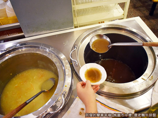 唐老鴨牛排館07-玉米濃湯與綠豆湯.JPG