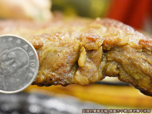 唐老鴨牛排館21-厚片牛排厚度.JPG