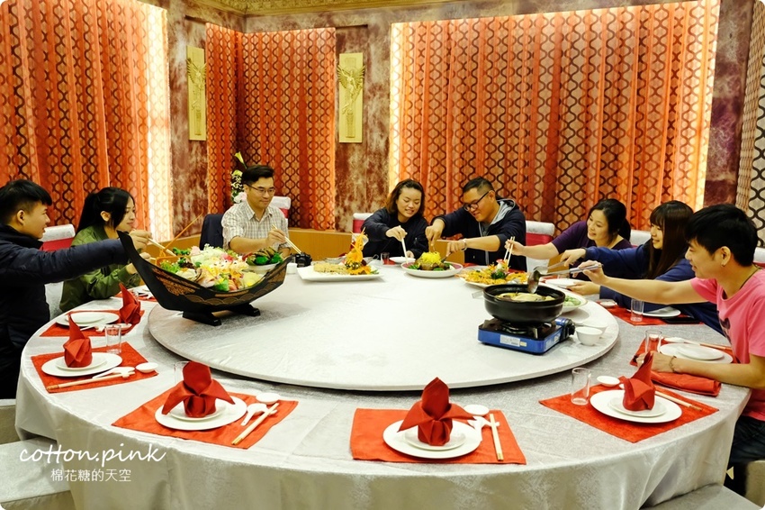 台中唱歌新選擇!尊龍KTV超級優惠便宜到嚇人!訂桌菜再享免費歡唱~