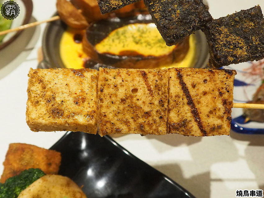 燒鳥串道平價串燒,燒肉攤價位搭配懷舊澡堂,內用茶泡飯還能吃到飽!