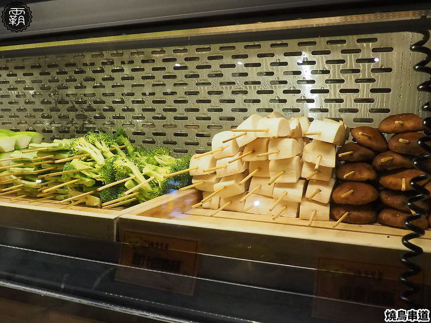 燒鳥串道平價串燒,燒肉攤價位搭配懷舊澡堂,內用茶泡飯還能吃到飽!