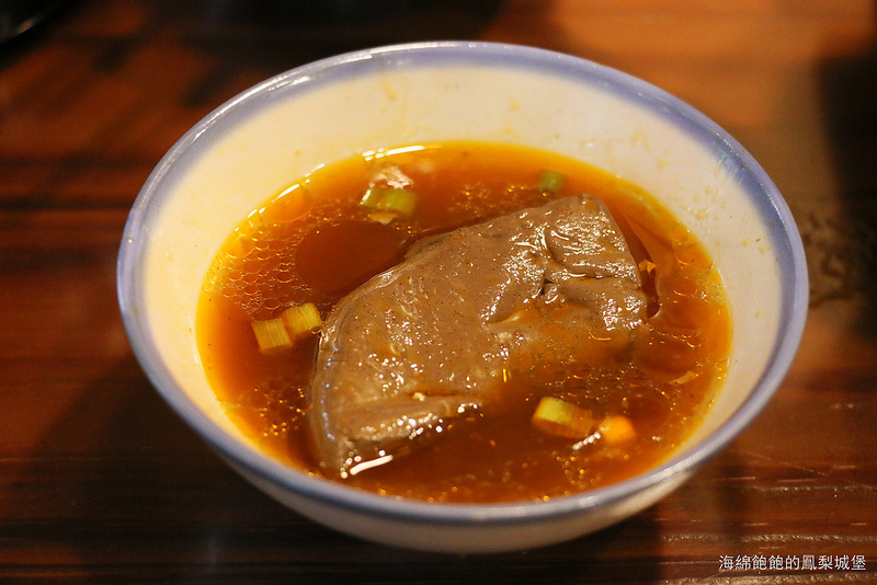 北投美食『阿二麻辣食堂(石牌總店)』麻辣滷肉飯，麻辣臭豆腐鴨血煲，麻辣小火鍋，IG熱門打卡排隊店，菜單價位(捷運石牌站)