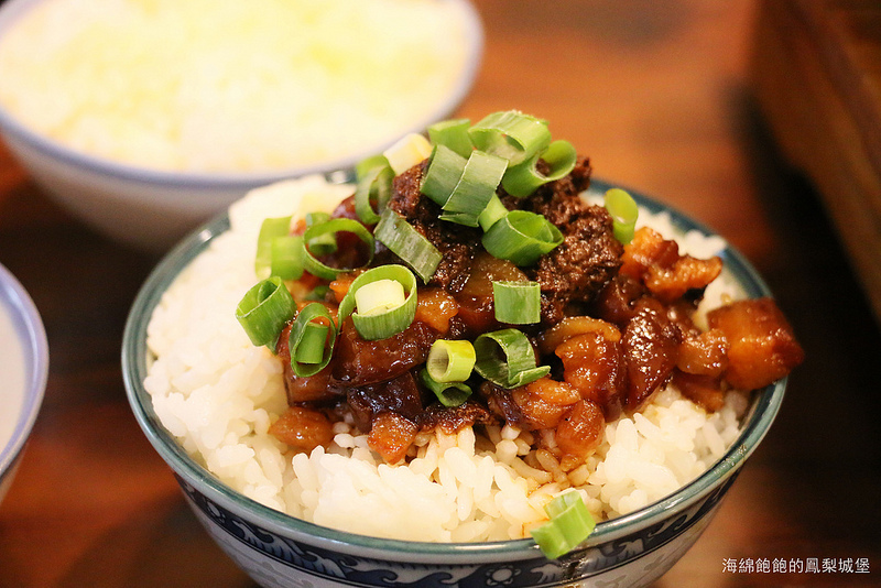 北投美食『阿二麻辣食堂(石牌總店)』麻辣滷肉飯，麻辣臭豆腐鴨血煲，麻辣小火鍋，IG熱門打卡排隊店，菜單價位(捷運石牌站)